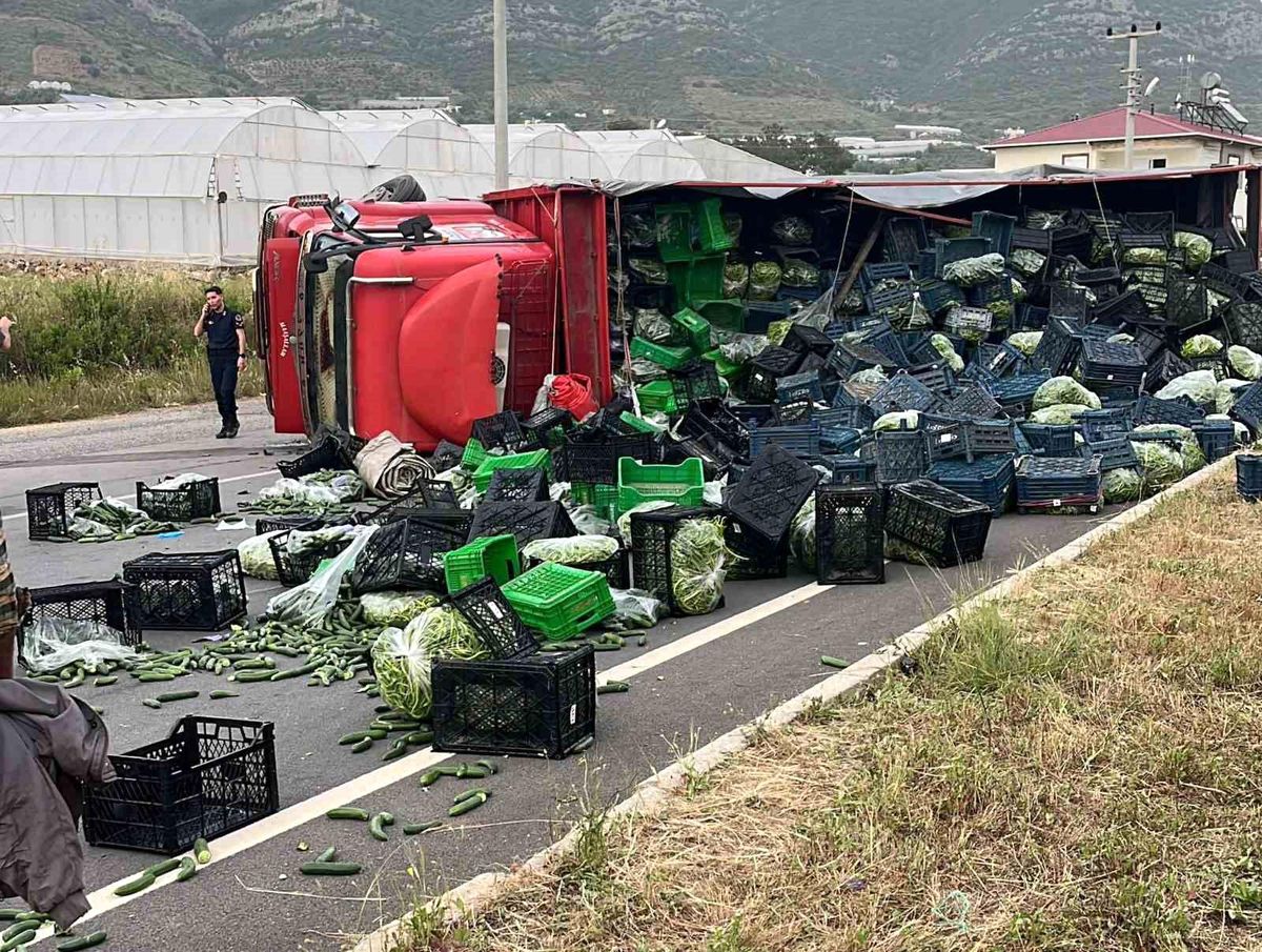 Antalya'da sebze yüklü kamyon ile motosiklet çarpıştı: 3 yaralı
