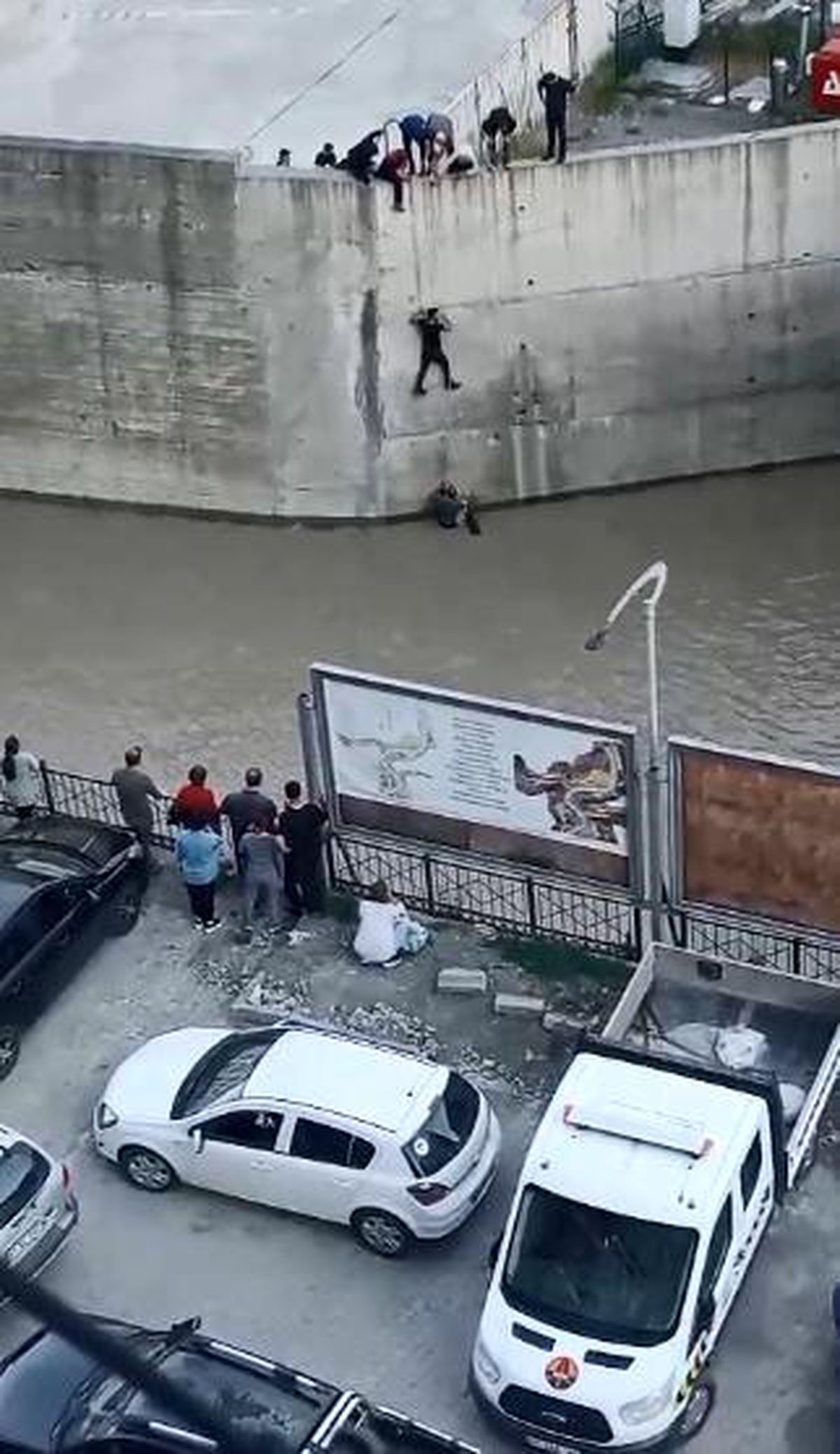 Artvin'de dereye düşen çocuk vatandaşların müdahalesiyle kurtarıldı
