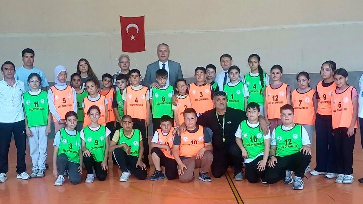 Burhaniye'de Geleneksel Çocuk Oyunları Şenliği Başladı