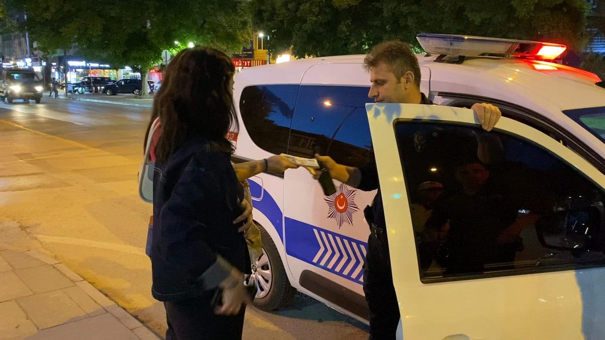 Bursa'da ATM'de unutulan 10 bin TL'yi polise teslim etti