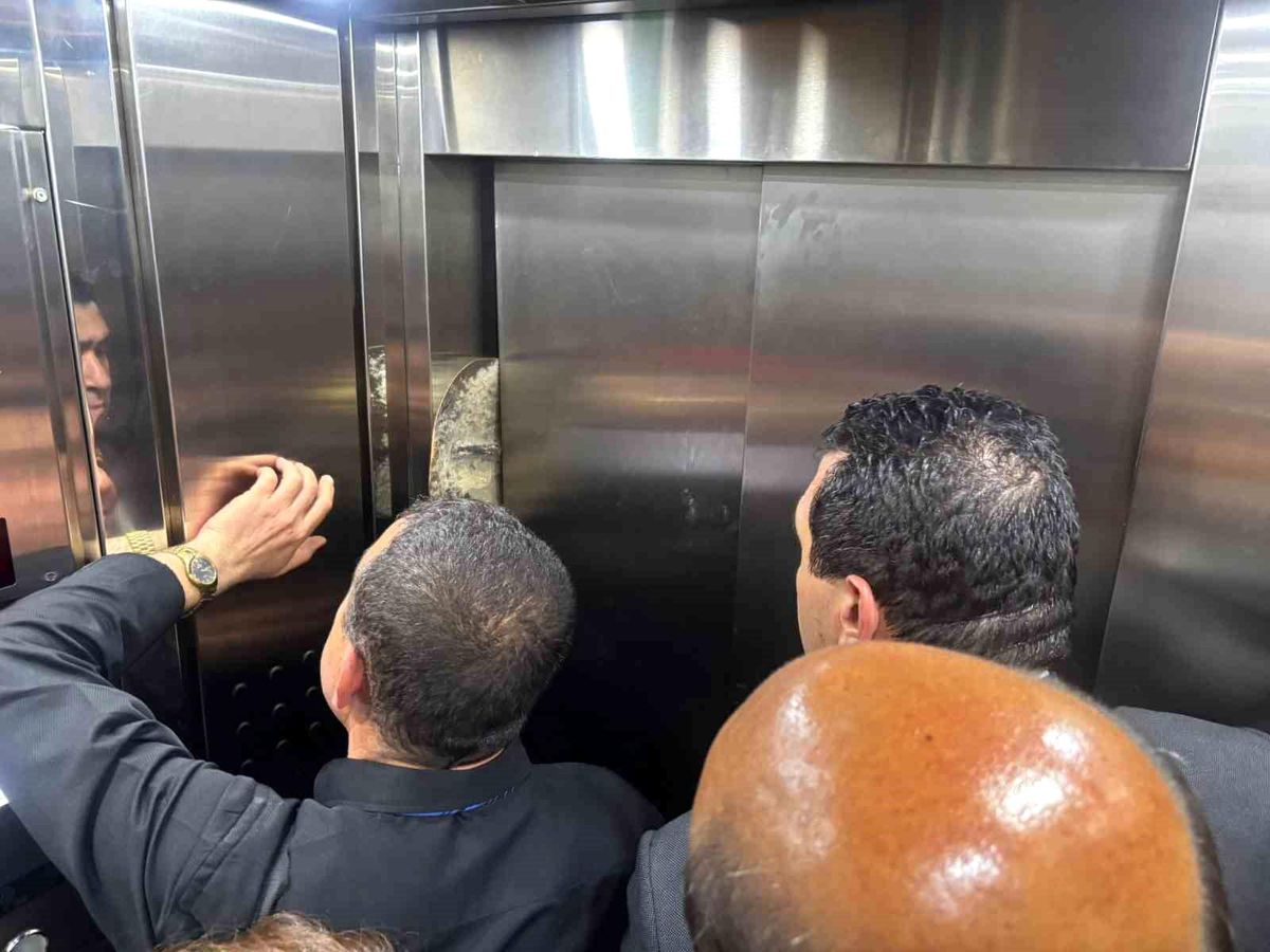 CHP heyetine Gaziantep'te asansör şoku: Yarım saat mahsur kaldılar