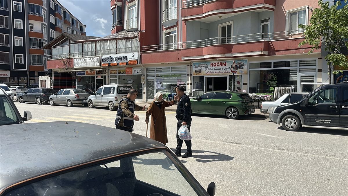 Çorum'da polis memuru, yürüme zorluğu çeken yaşlı kadının market alışverişine yardım etti
