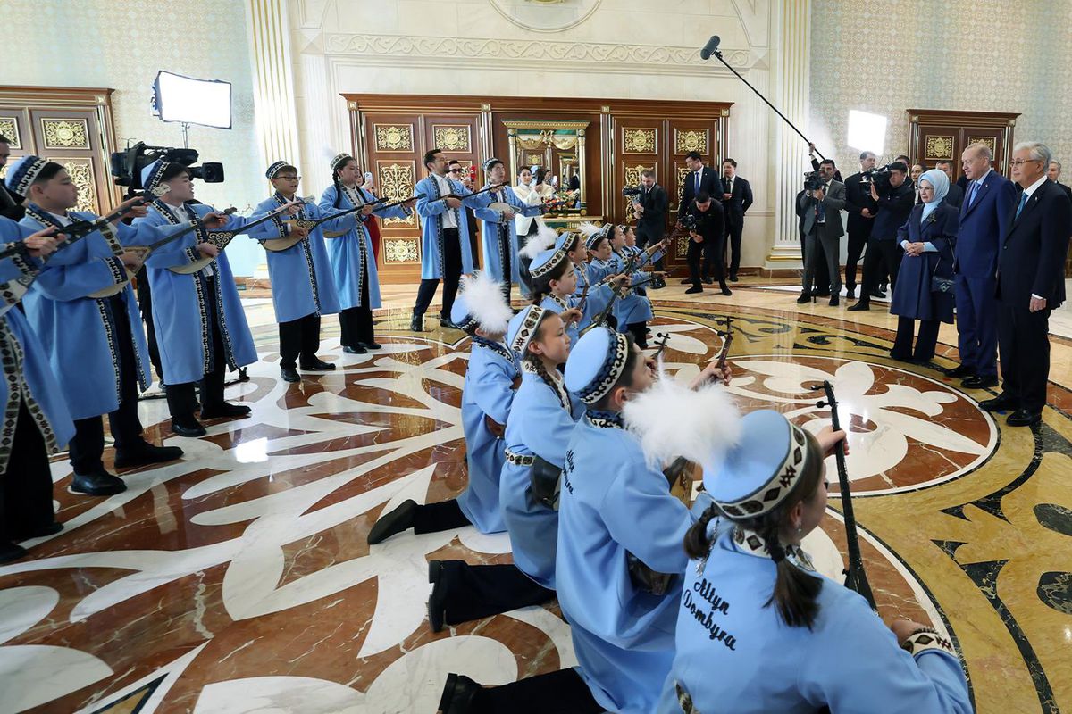 Cumhurbaşkanı Erdoğan Kazakistan'da 'Dombra' ile karşılandı