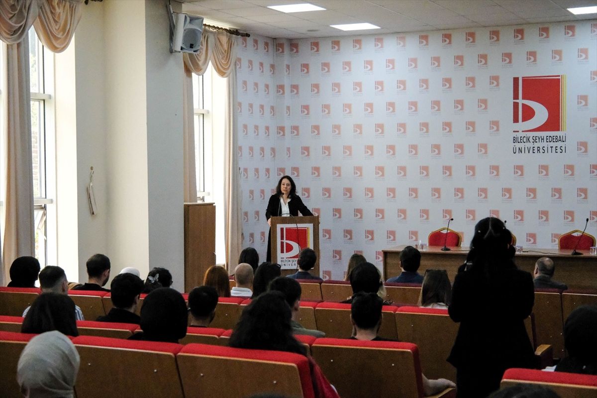 Dışişleri Bakanlığı İstanbul Temsilcisi Büyükelçi Usluer, Bilecik'te üniversite öğrencileriyle buluştu