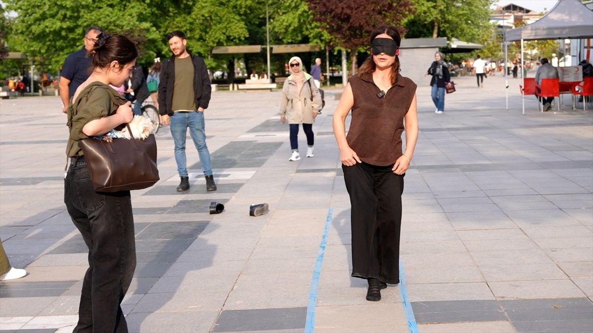 Düzce'de vatandaşlar sosyal deneyle engelli bireyleri anlamaya çalıştı