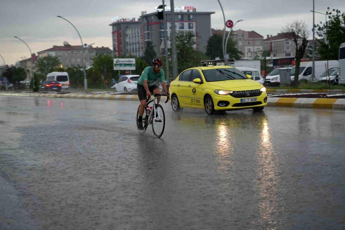 Edirne'de sağanak yağış etkili oldu, sürücüler zor anlar yaşadı