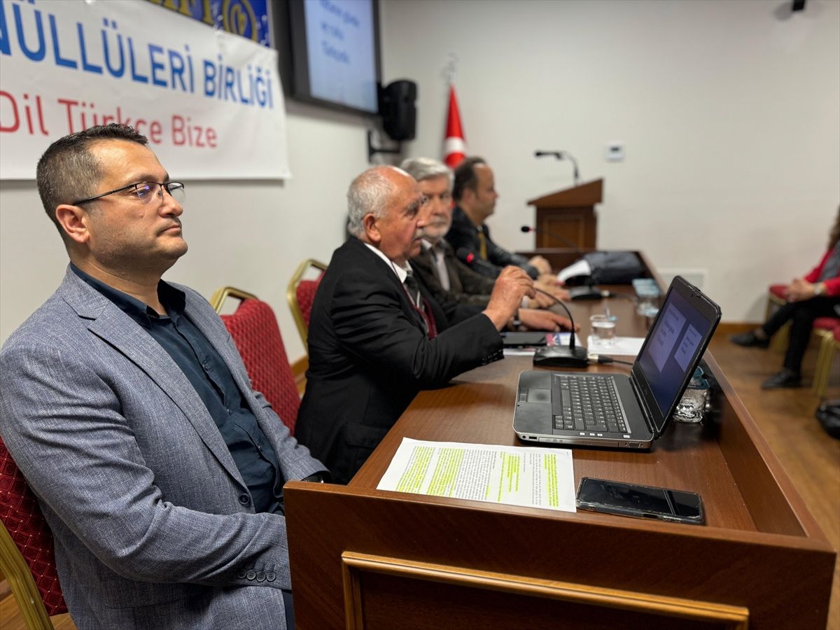 İstanbul'da 'Türkçenin İngilizce Tarafından İstilası Karşısında Kurumlar, Aydınlar ve Basın' paneli düzenlendi