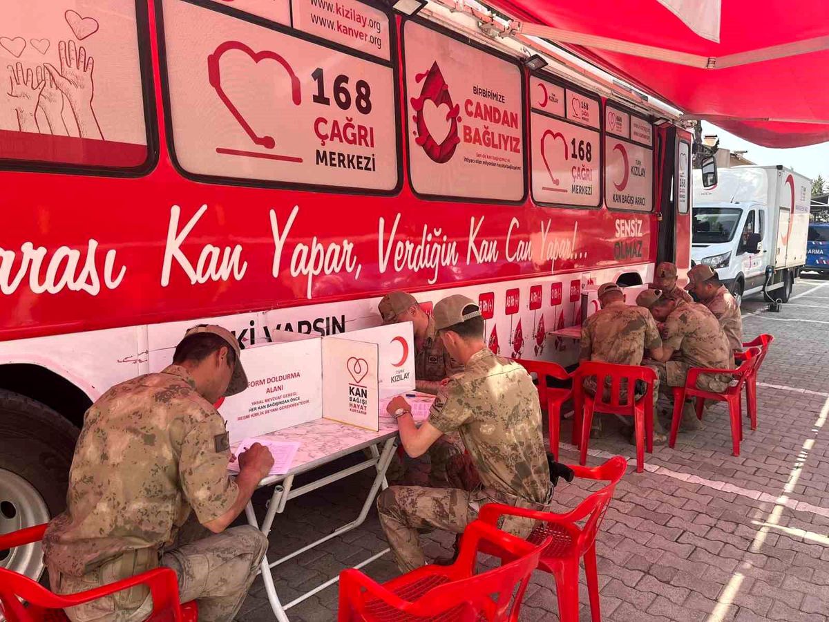 Jandarmadan Kızılay'a kan bağışı