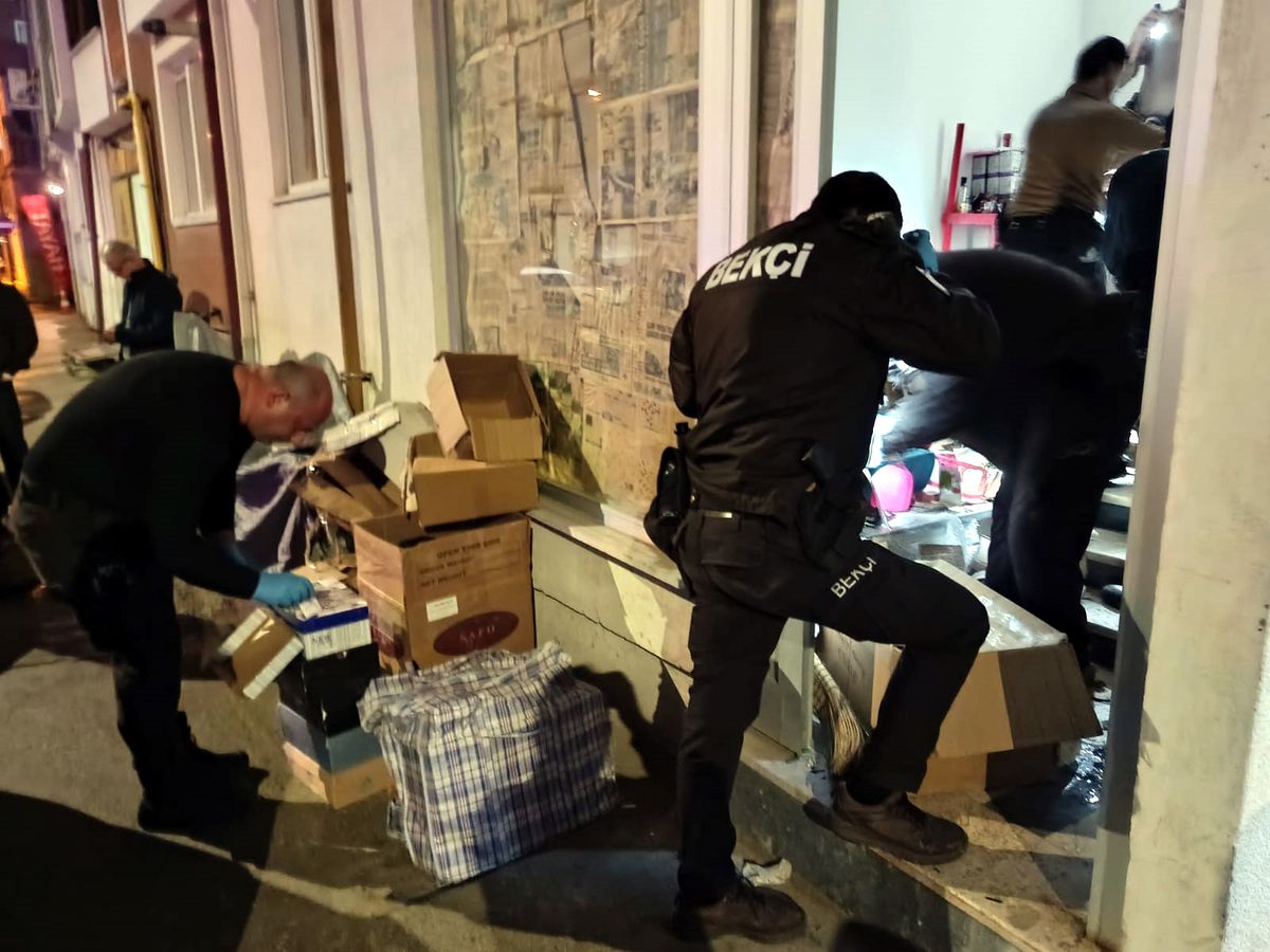 'Kadına şiddet' ihbarına giden polis, 3 milyon liralık kaçak ürün ele geçirdi; 2 gözaltı