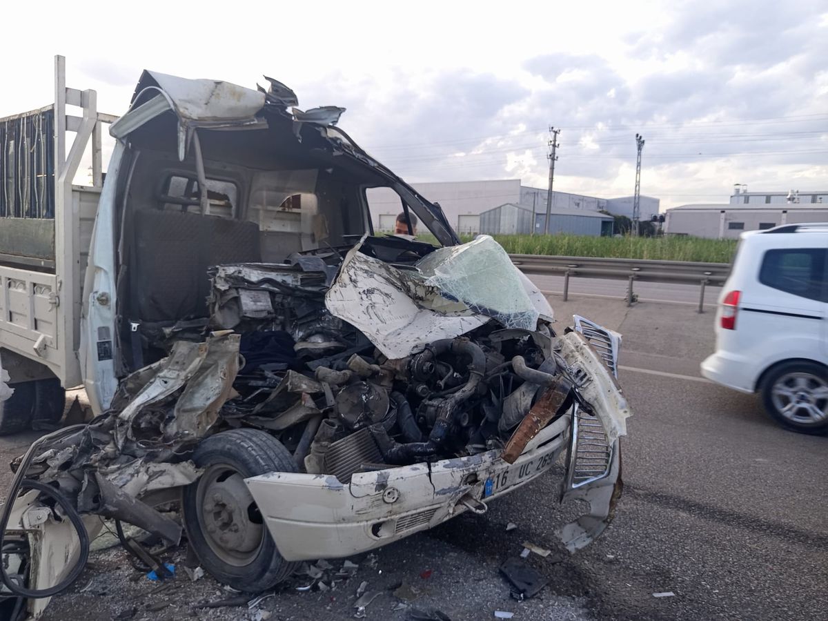 Kamyonet ile TIR çarpıştı: 1 ölü, 1 yaralı