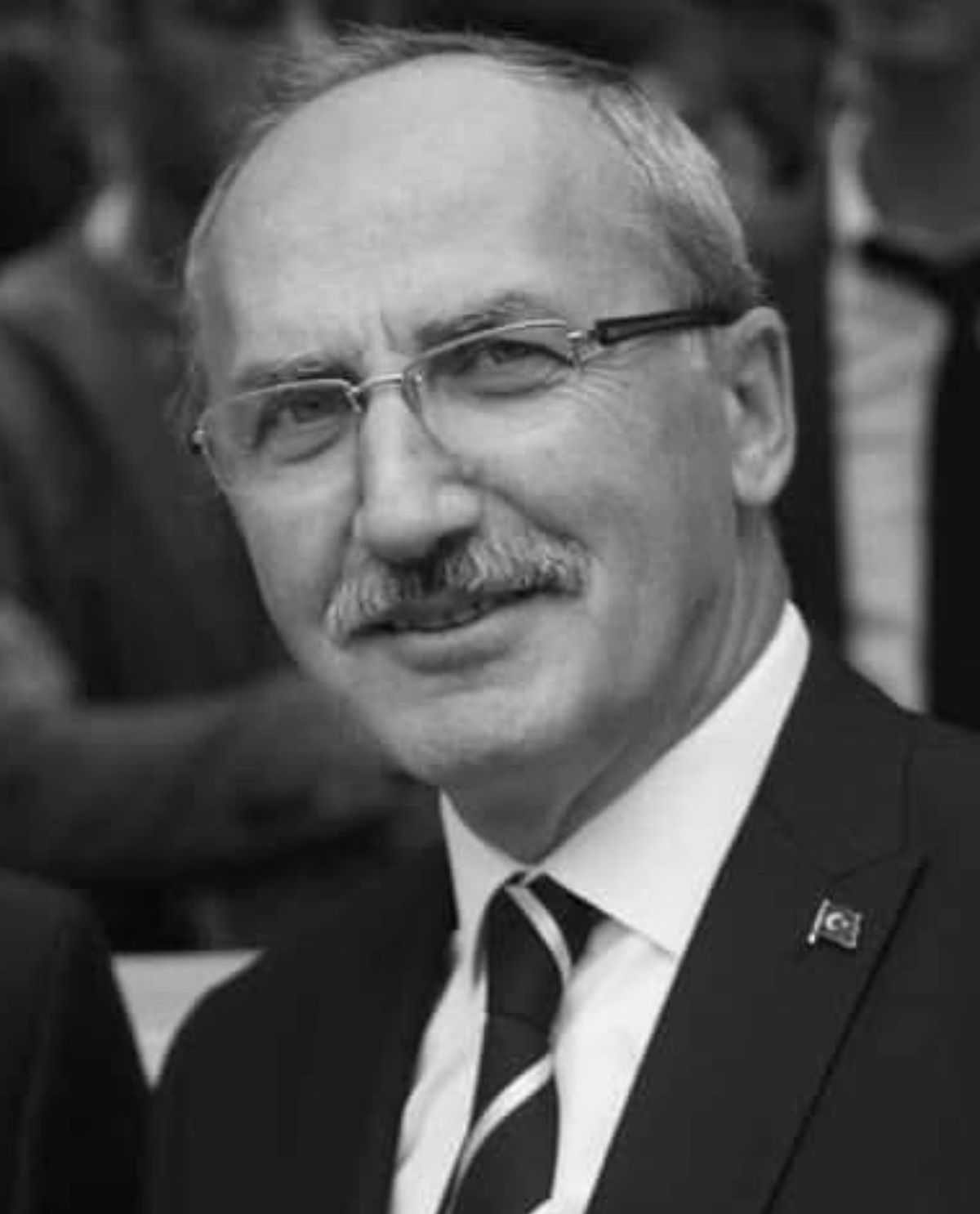 Kanserden yaşamını yitiren müdürü, öğrencileri son yolculuğuna güllerle uğurladı