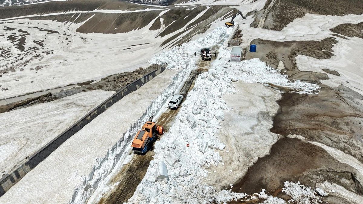 Kar kalınlığının 7 metreyi bulduğu Nemrut yolunda çalışma başlatıldı