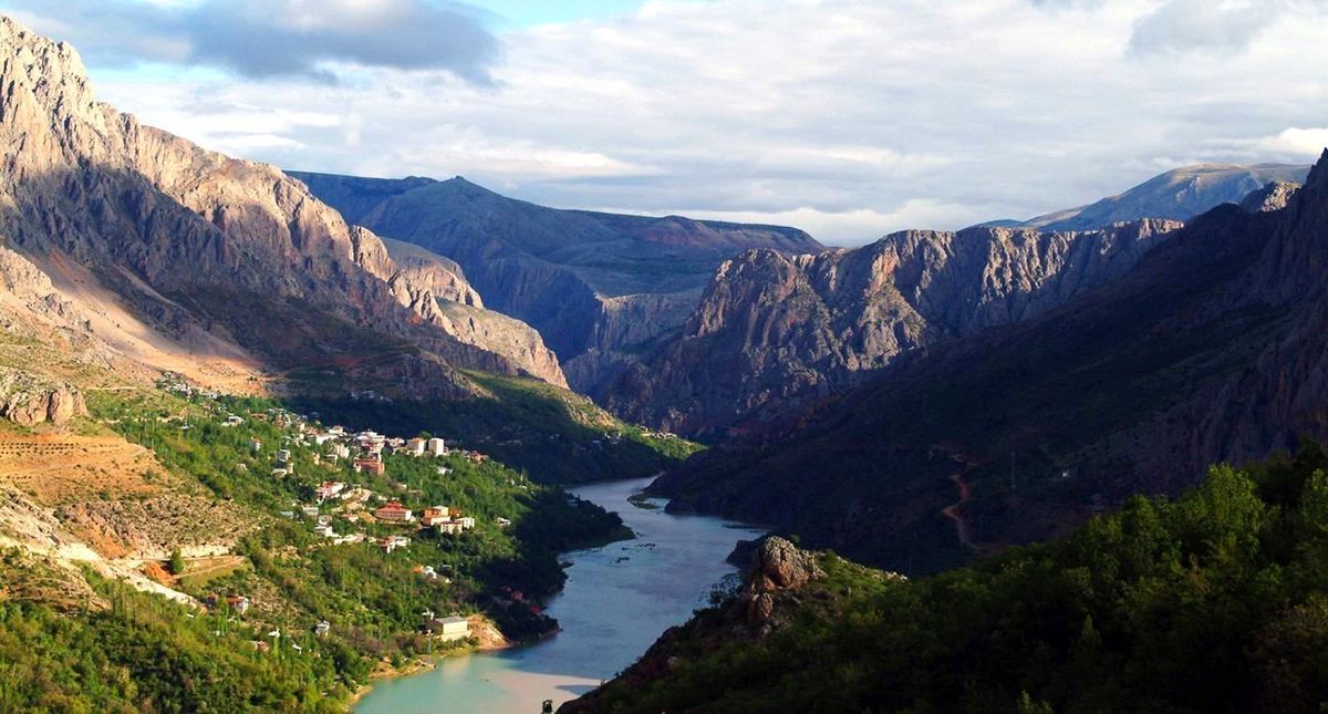 Kemaliye'de kayalığın tepesine yapılan ev merak uyandırıyor