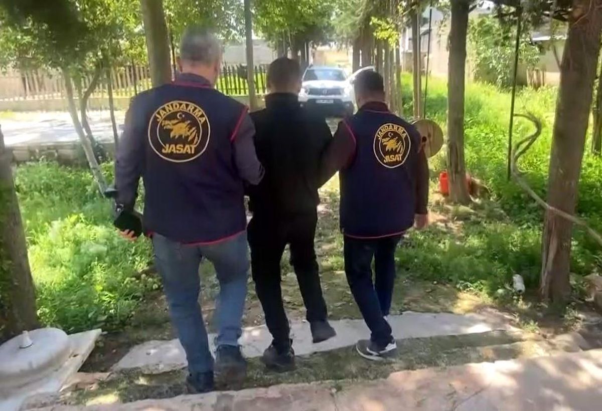 Kesinleşmiş 40 yıl cezayla aranan şahıs saklandığı bağ evinde yakalandı