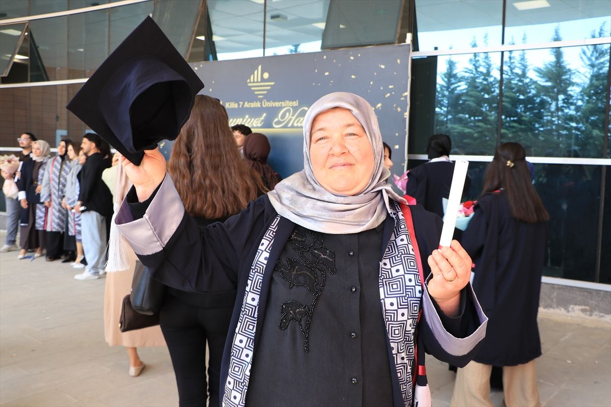Kilis'te 53 yaşındaki ev hanımı üniversiteden mezun oldu