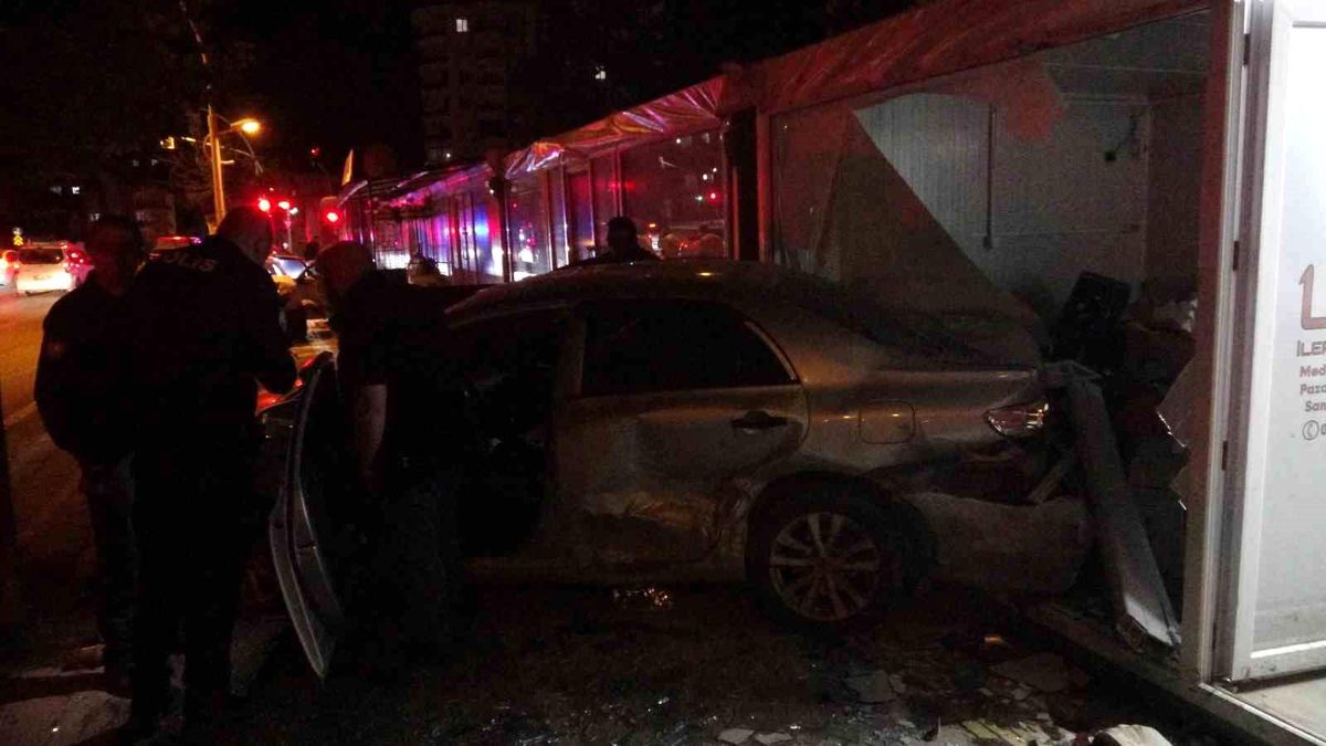 Kontrolden çıkan otomobilin çarptığı araç iş yerine daldı