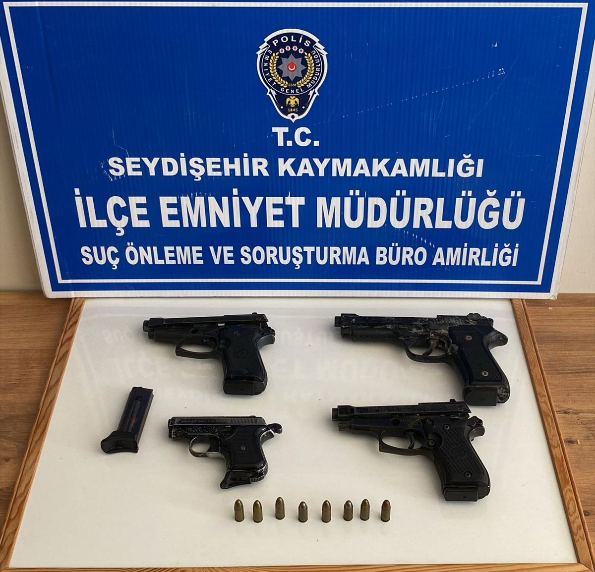 Konya'da bir evde 4 tabanca ile 8 fişek ele geçirildi