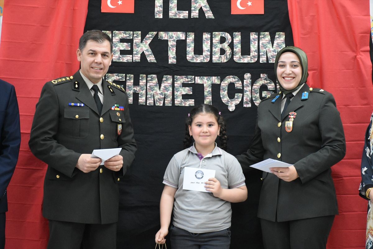 Malatya'da ilk mektuplarını Mehmetçiğe yazan öğrencilere askerlerden cevap geldi