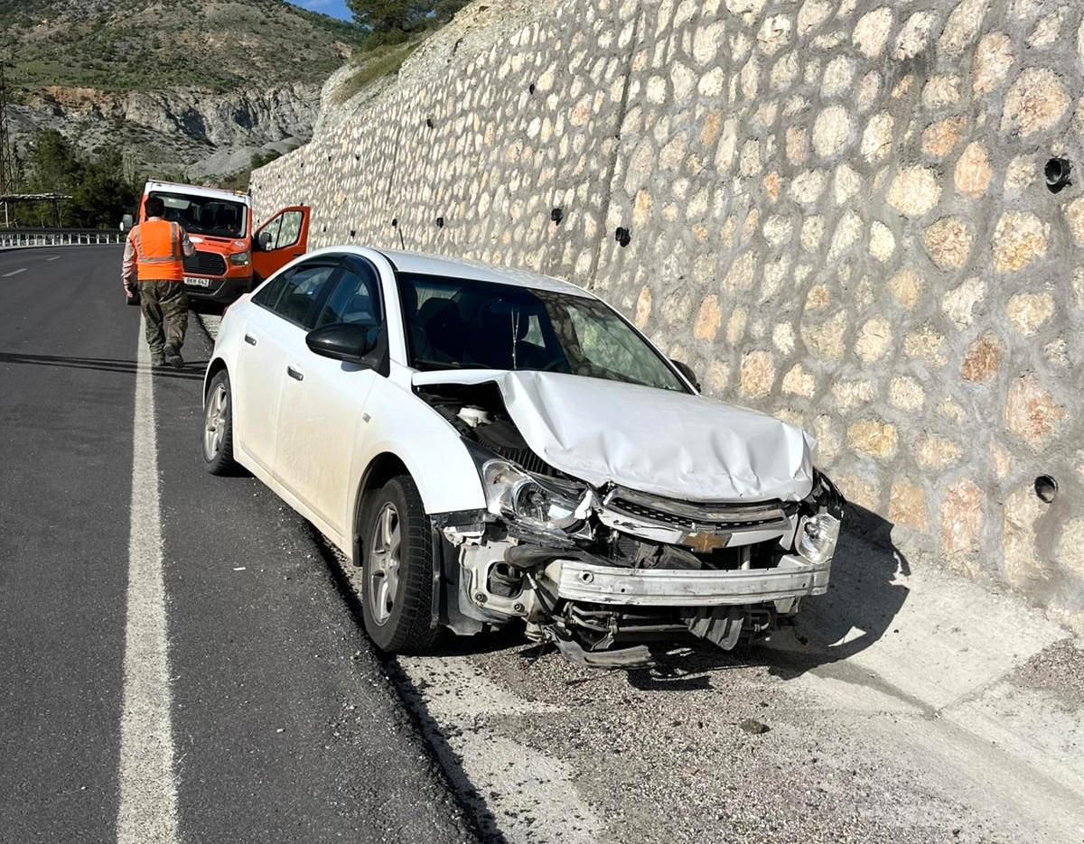 Malatya'da otomobil istinat duvarına çarptı: 1 yaralı