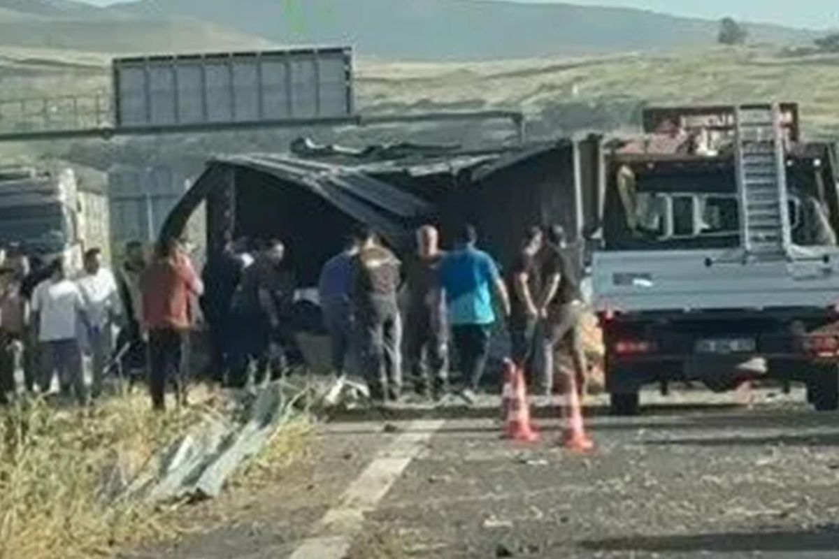 İzmir'de lastiği patlayan tır, bariyerlere çarpıp devrildi: 2 ölü