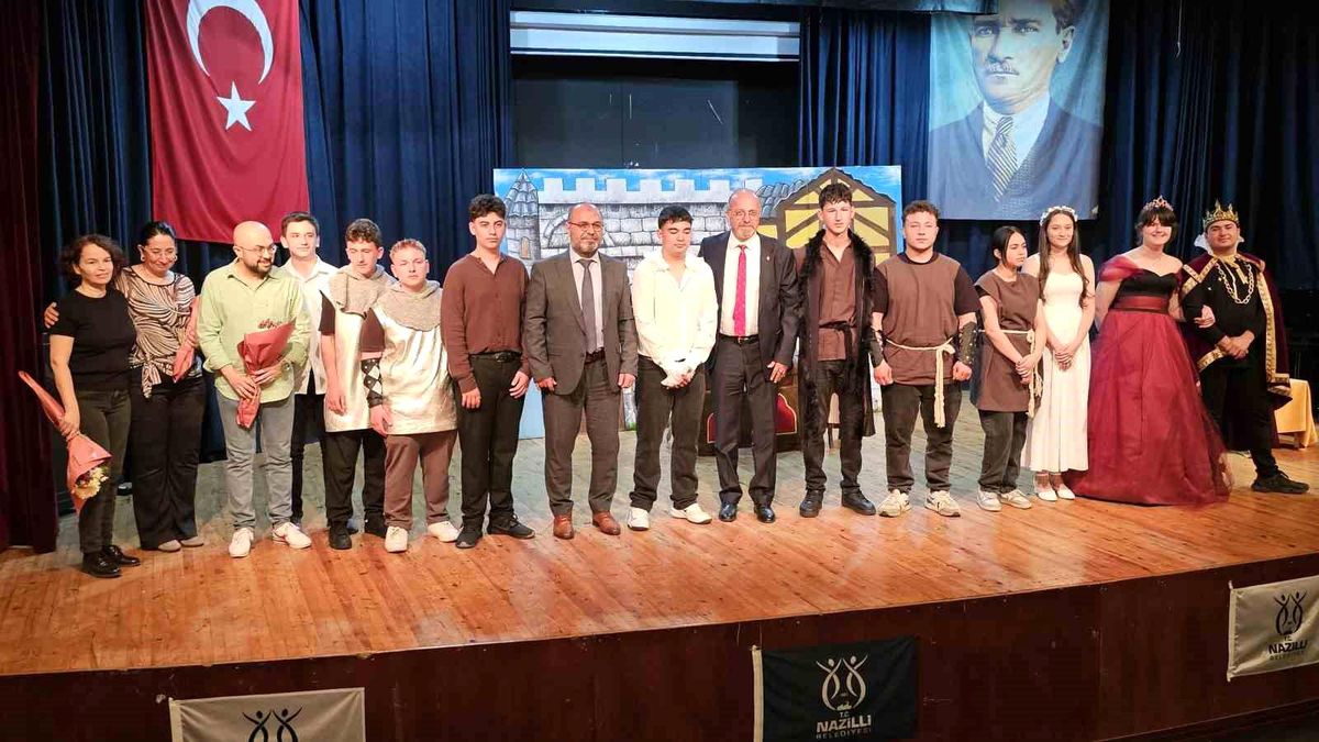 Meslek liseliler 'Hamlet'le sahneye çıktı