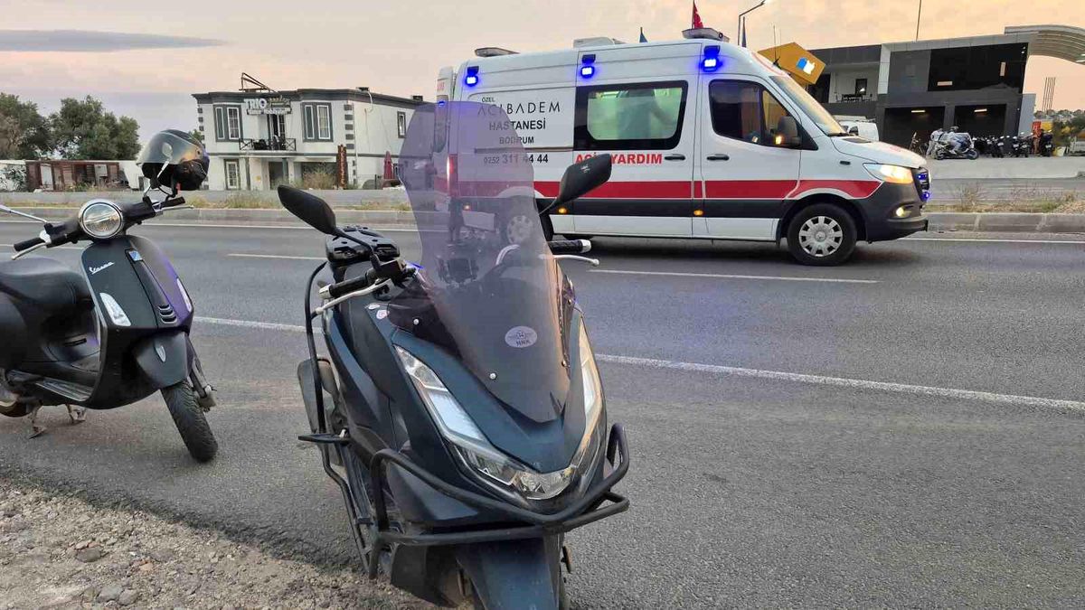 Motosiklet otomobile çarptı: 2 yaralı