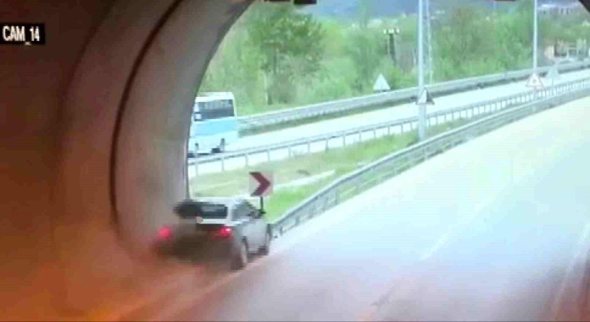 Otomobil tünel çıkışında bariyerlere çarptı: Kaza anı kamerada