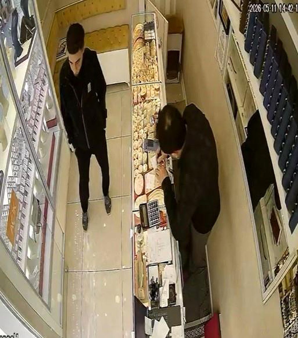 Oyaladığı kuyumcudan altınları çaldı, kaçamadan yakalandı