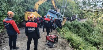 Rize'de geriye kayan kamyondan atlayan sürücü öldü