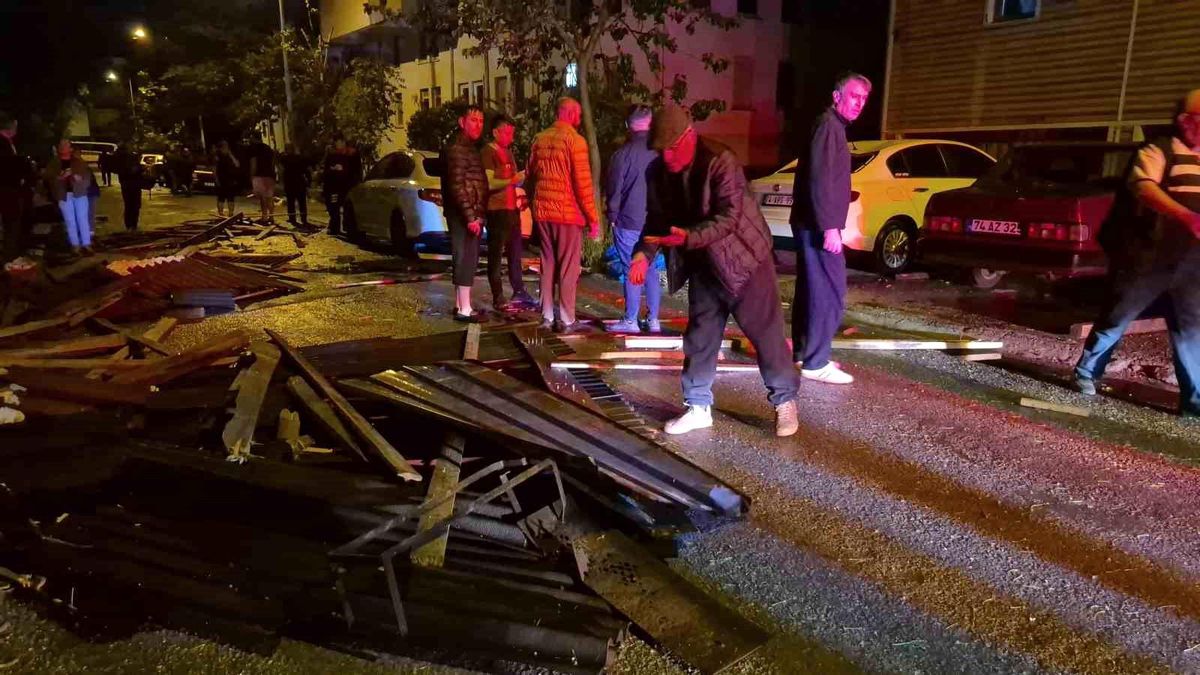 Şiddetli fırtına evin çatısını uçurdu, 6 araç hasar gördü... O anlar kamerada