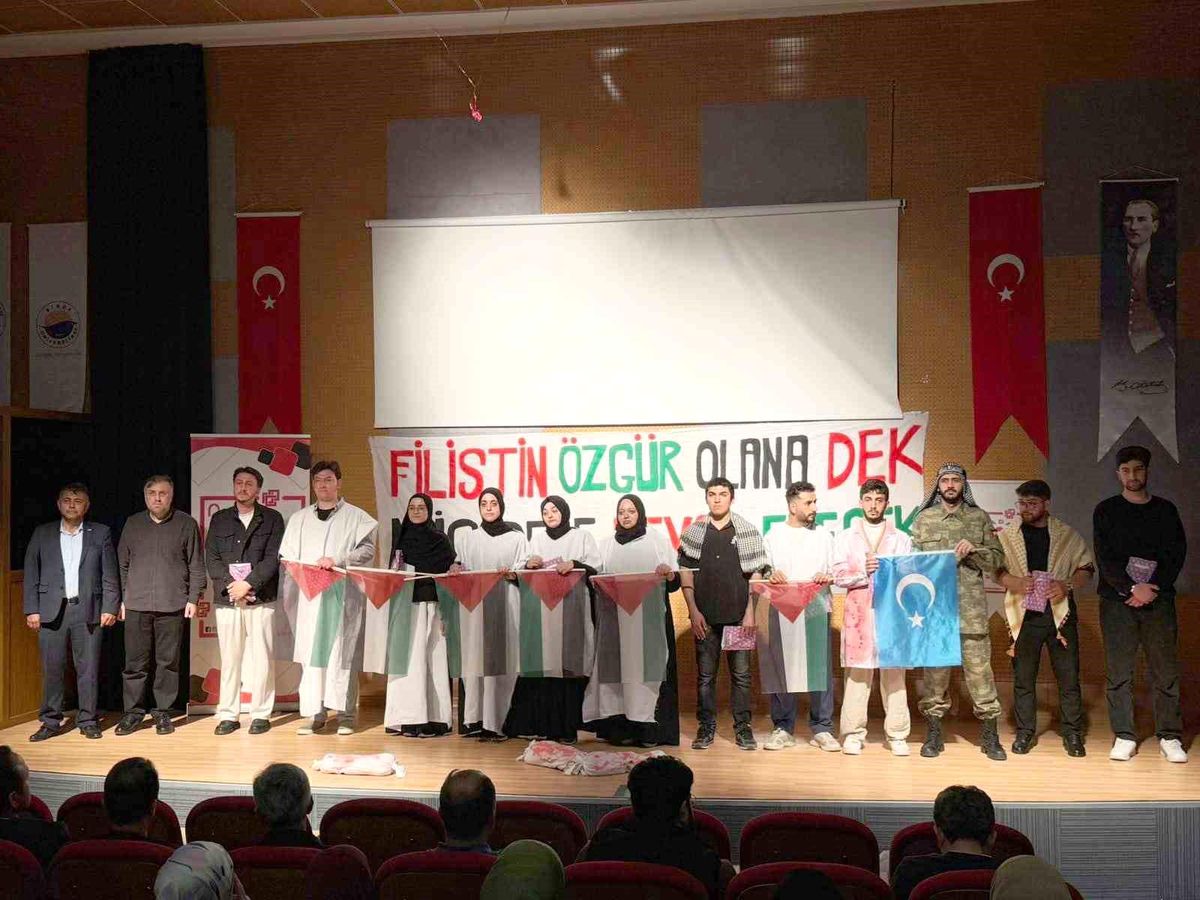 Sinop’ta ümmet coğrafyaları konferansı ve tiyatro gösterisi büyük ilgi gördü