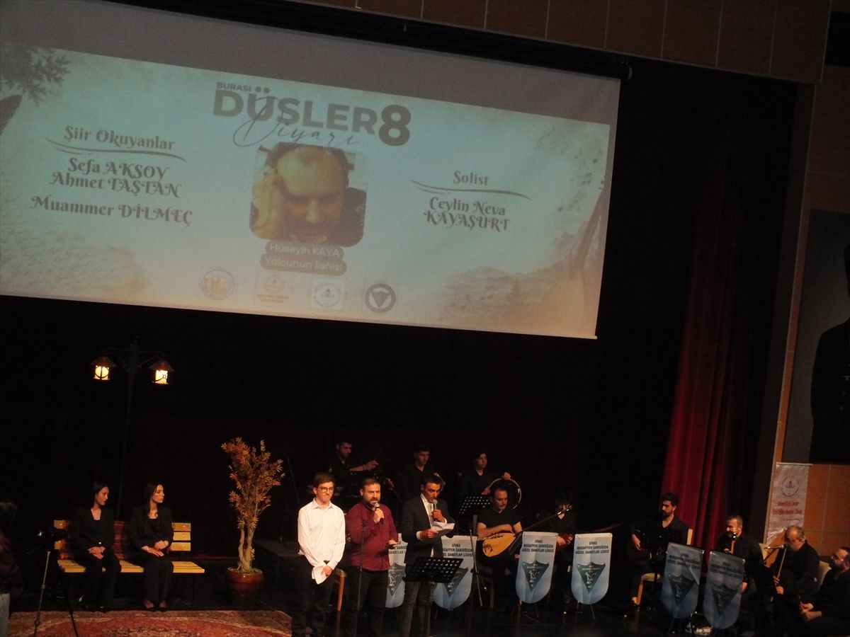 Sivas'ta öğrenciler şiir dinletisi programı düzenledi