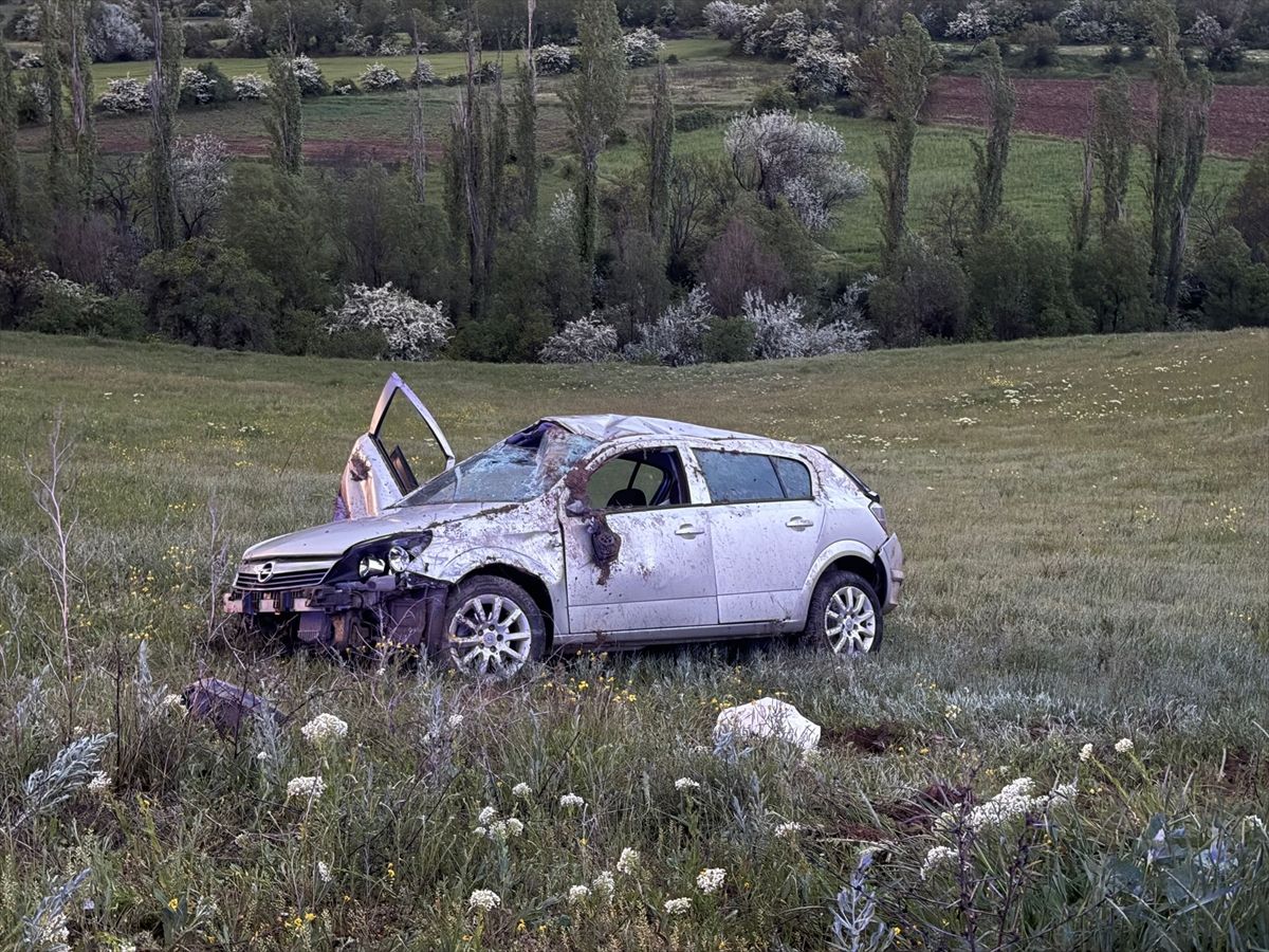 Sivas'ta şarampole devrilen otomobildeki 2 kişi yaralandı