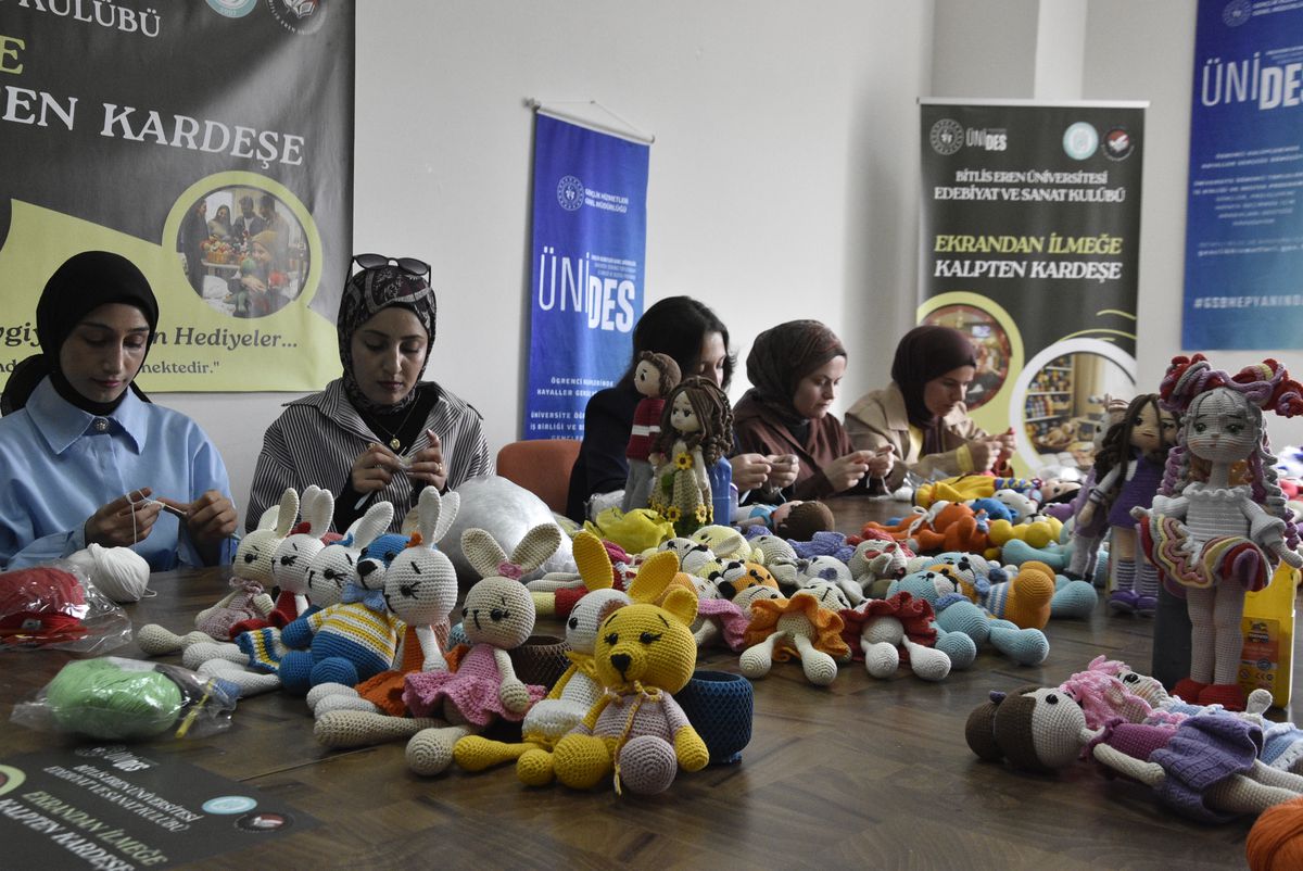 Üniversitelilerin ördüğü amigurumi bebekler, kanser hastası çocuklara hediye edilecek