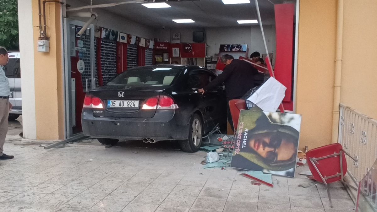 Amasya'da Sürücü Fren Yerine Gaza Bastı: Otomobil İş Yerine Daldı