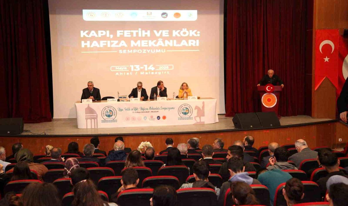 Ahlat'ta 'Kapı, Fetih ve Kök: Hafıza Mekanları' sempozyumu