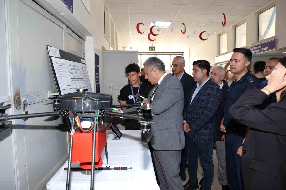 Aksu Uçak Bakım Lisesi'nde bilim fuarı açıldı