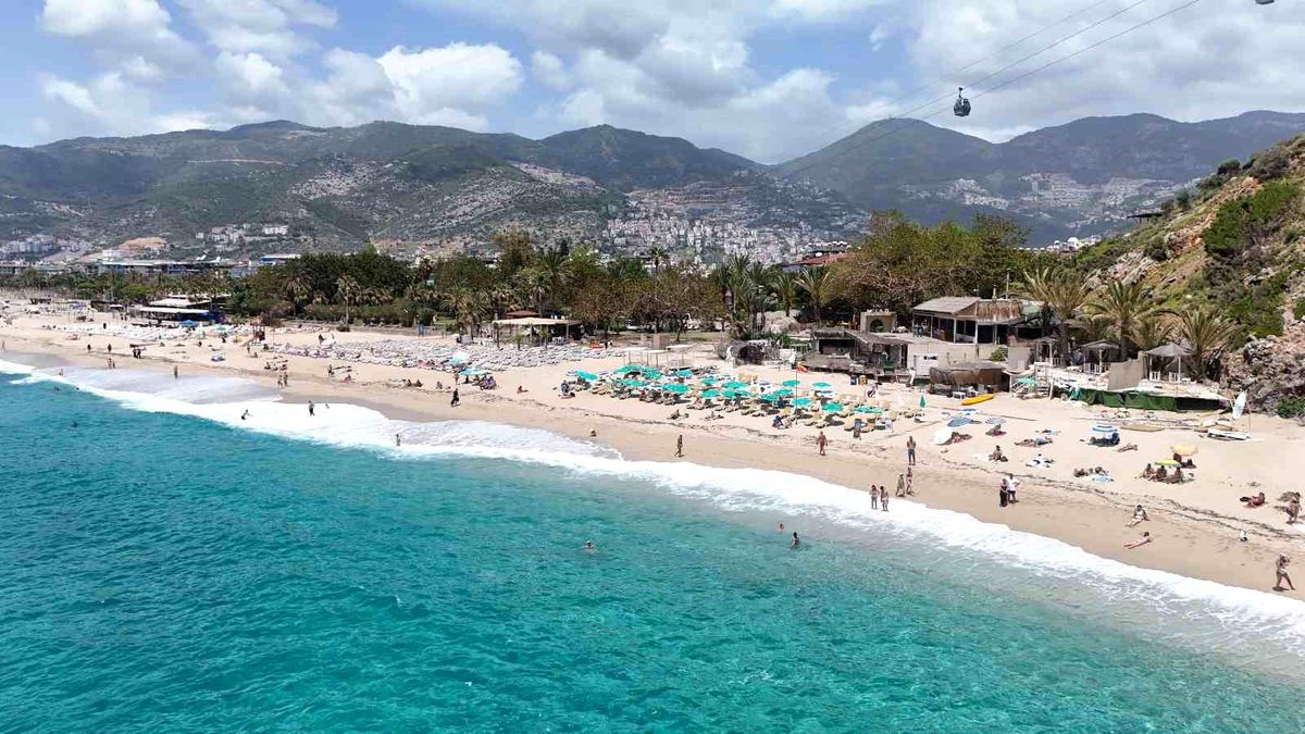 Alanya'da yaz havası sahilleri doldurdu