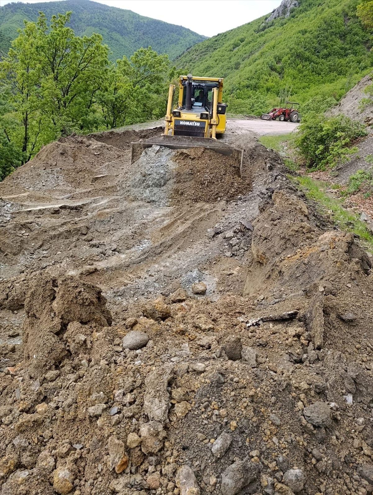 Amasya'da yağışlar nedeniyle çöken yolda çalışma başlatıldı