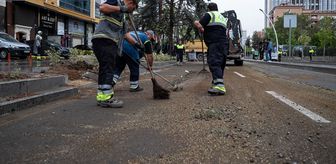 Ankara'da şiddetli rüzgar 2 aracı ezdi