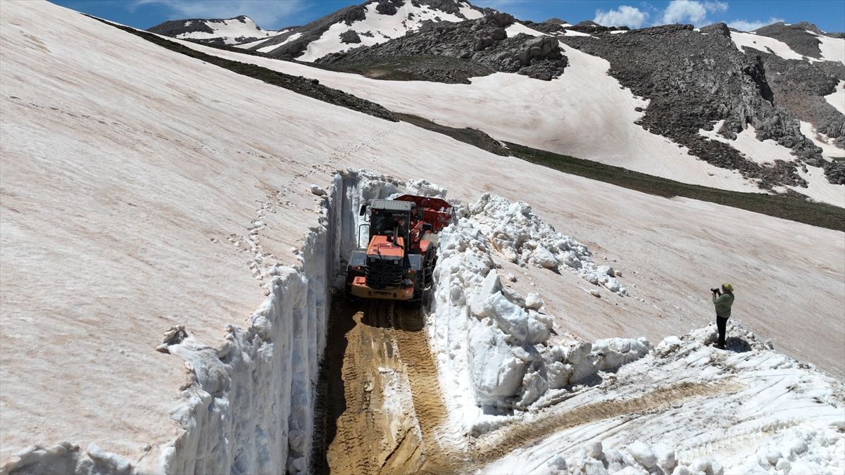 Antalya'da karla kaplı yayla yollarını açma çalışmaları sürüyor