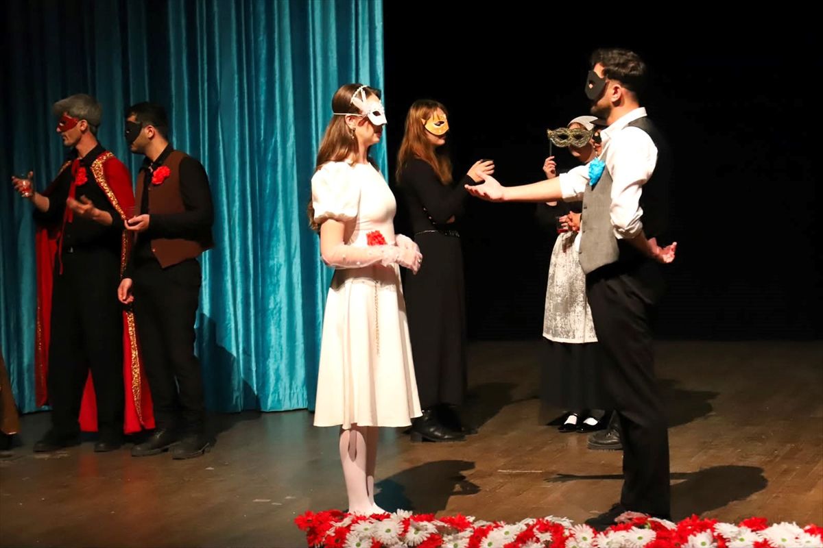 Ardahan Üniversitesi'nde Shakespeare Rüzgarı: Romeo ve Juliet İngilizce Sahnelendi