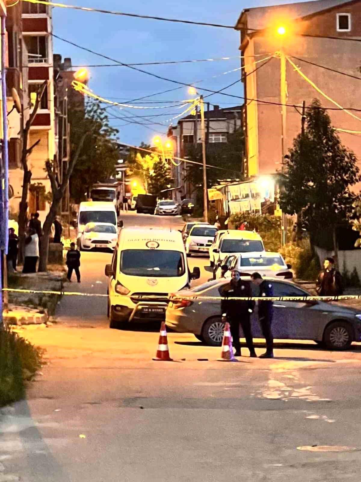 Arnavutköy'de aile kavgası silahlı kavgaya dönüştü: Bir kişi başından vurularak ağır yaralandı, iki şüpheli gözaltında