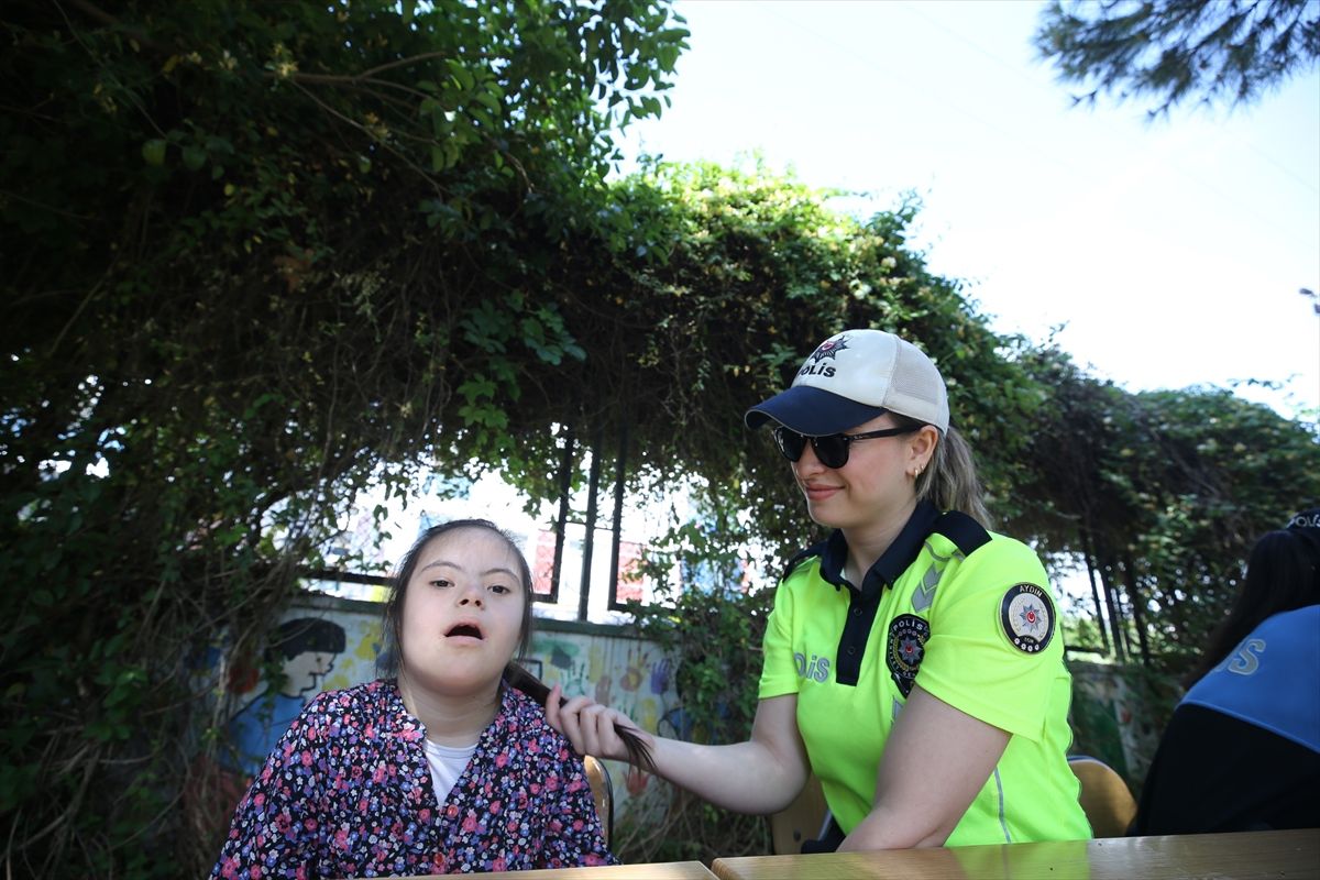 Aydın'da polisler engelli öğrencilerle buluştu