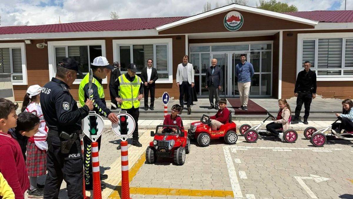 Aydıntepe'de öğrenciler trafik kurallarını uygulamalı öğrendi
