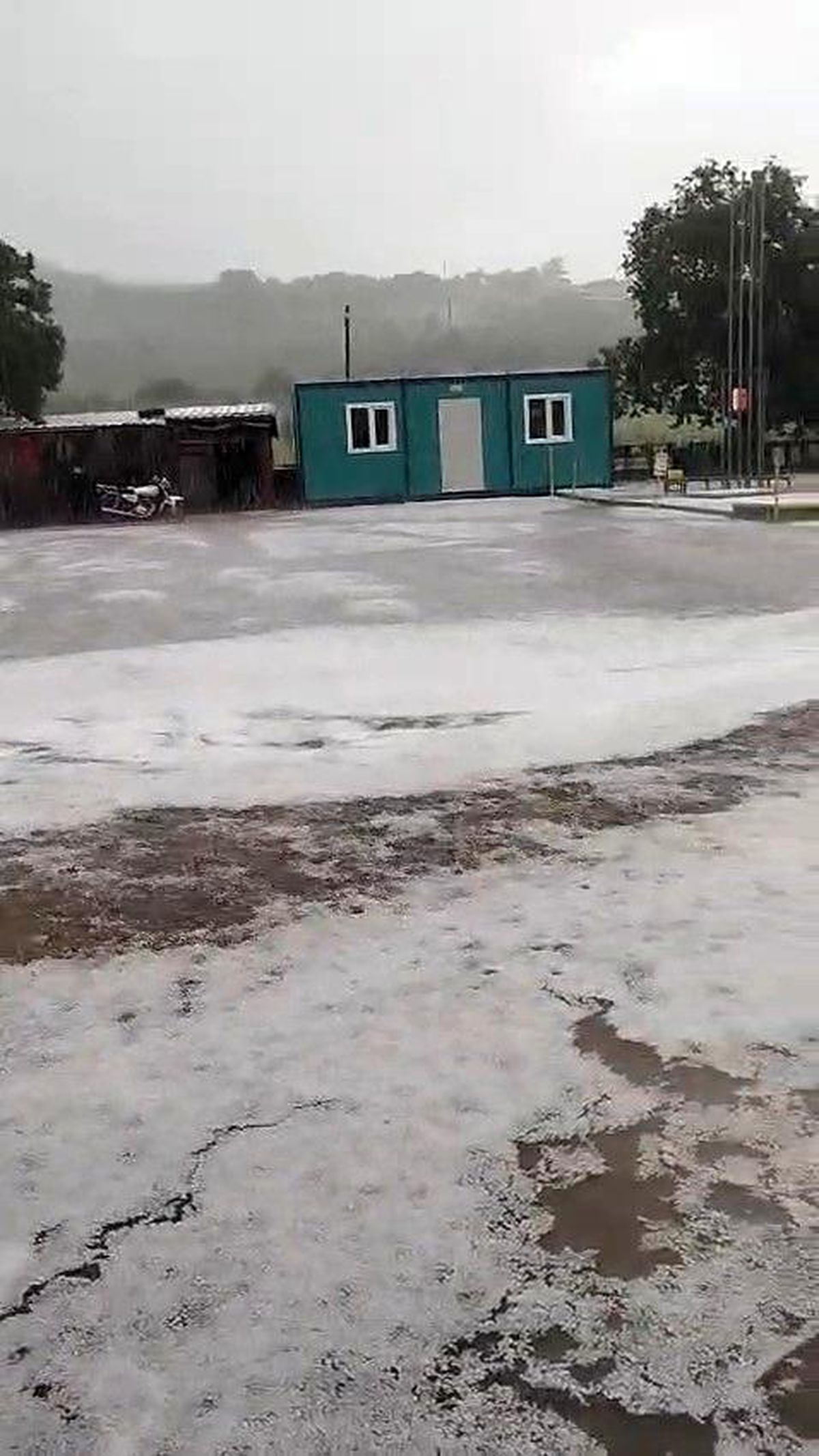 Ayvacık'ta dolu yağışı yolları beyaza bürüdü