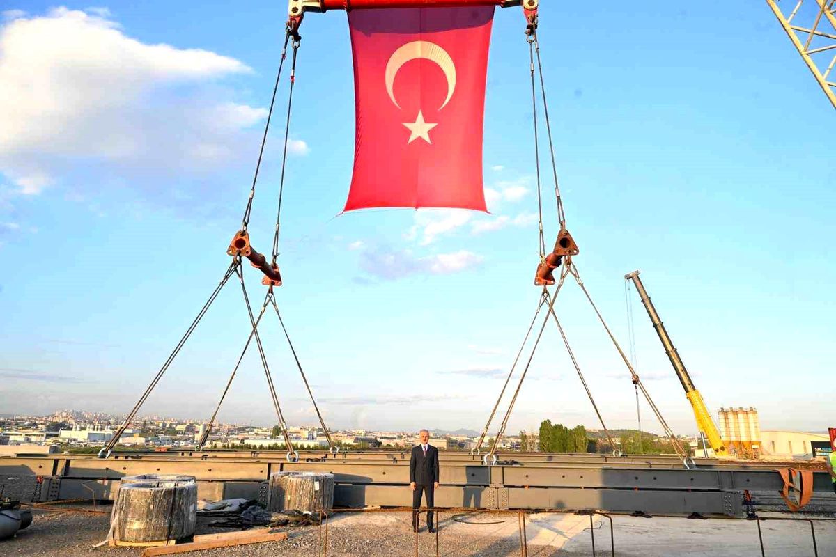 Bakan Uraloğlu: '(Etimesgut Havalimanı) 2 bin 450 metre uzunluğundaki pisti 3 bin metreye uzatıyoruz'