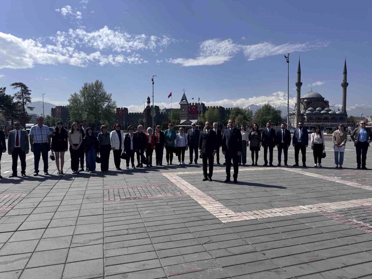 Başkan Akın: 'Plansız açılan fakülteler nedeniyle eczacılık alanında istihdam krizi yaşanmaktadır'