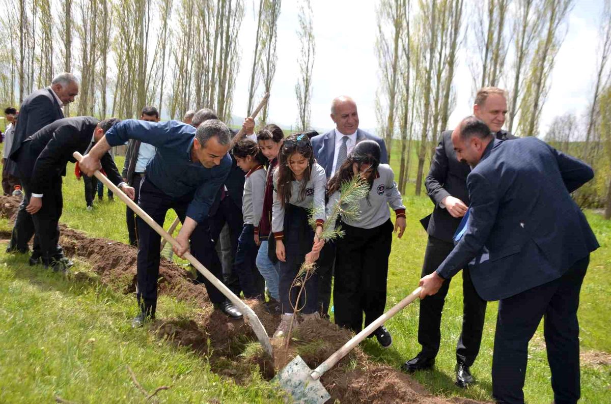Bulanık'ta 'Hatıra Yolu' Projesi kapsamında 350 fidan dikildi