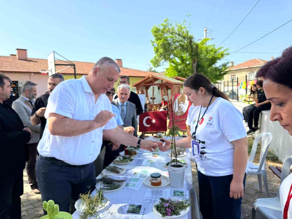 Burhaniye'de iki okulun ortak Bilim Fuarı açıldı